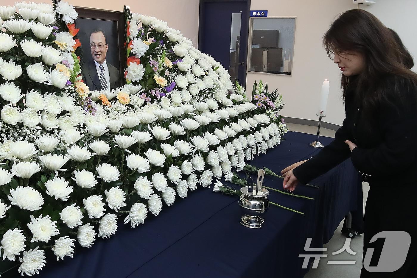 본문 이미지 - 27일 대구 중구 삼덕동 더불어민주당 대구시당에 마련된 고(故) 이해찬 전 국무총리(민주평화통일자문회의 수석부의장)의 분향소를 찾은 시민들이 이 전 총리를 애도하고 있다. 2026.1.27/뉴스1 ⓒ News1 공정식 기자