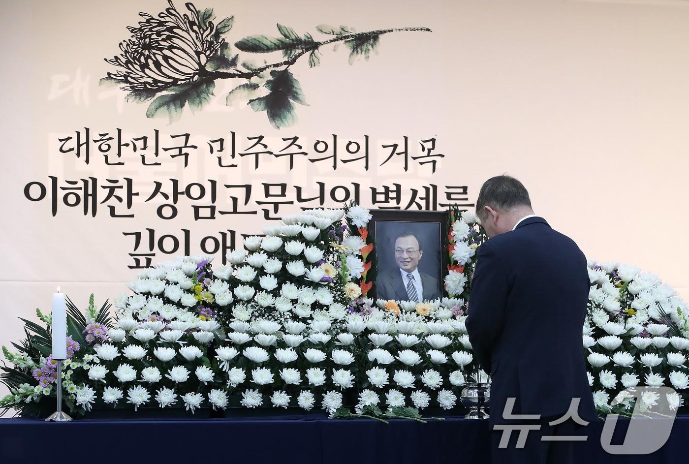 본문 이미지 - 27일 대구 중구 삼덕동 더불어민주당 대구시당에 마련된 고(故) 이해찬 전 국무총리(민주평화통일자문회의 수석부의장)의 분향소를 찾은 시민이 이 전 총리를 애도하고 있다. 2026.1.27/뉴스1 ⓒ News1 공정식 기자