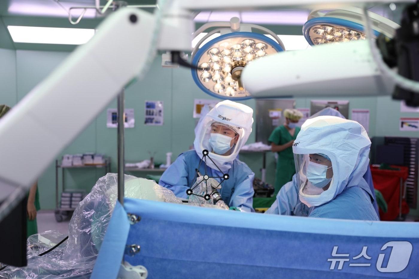 본문 이미지 - 인공 고관절 치환술 모습(한림대동탄성심병원 제공)