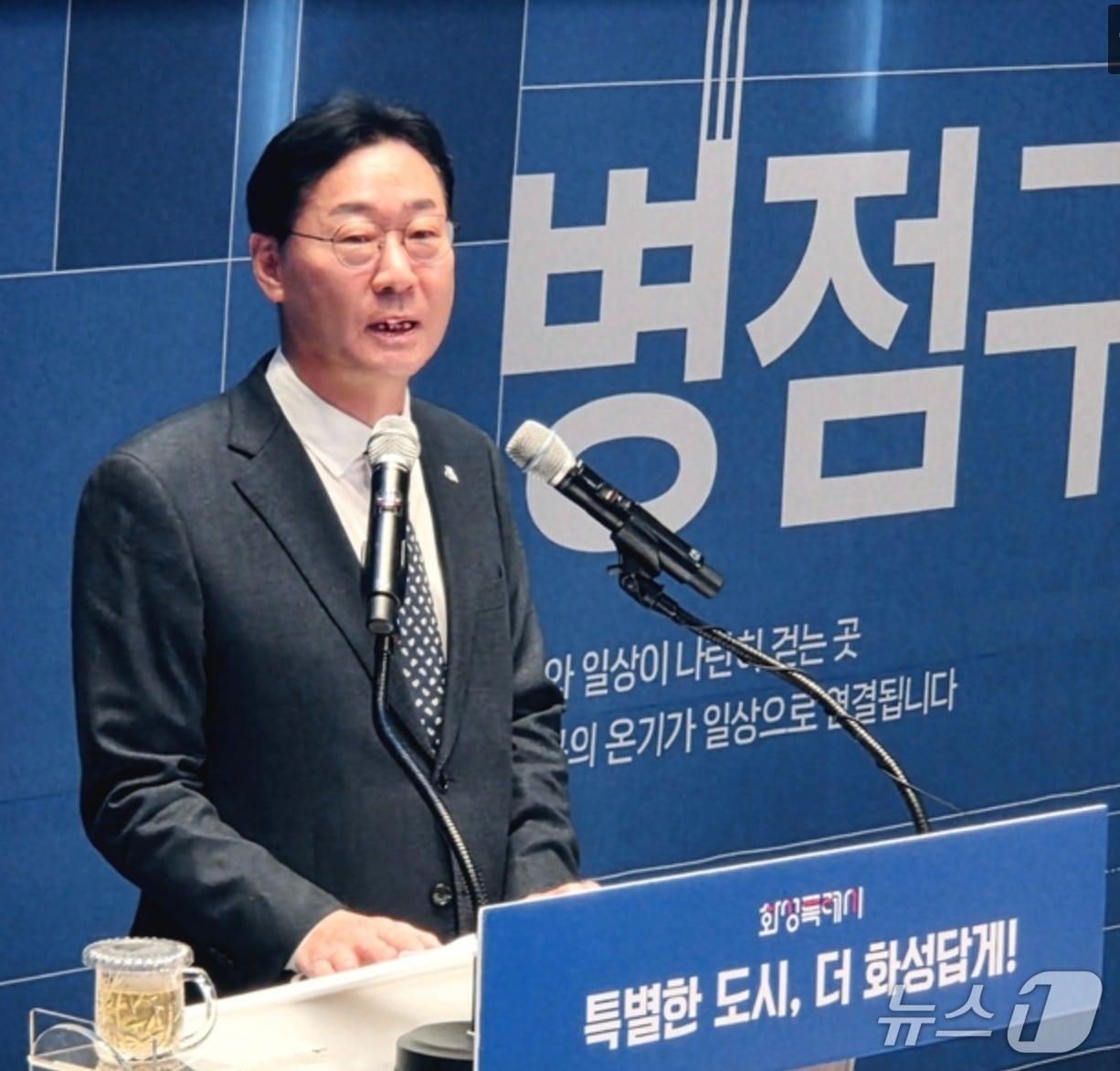 본문 이미지 -  정명근 시장이 화성동탄중앙도서관에서 열린 2026년 신년 기자회견에서 시정 운영 방향과 4대 전환 전략을 발표하고 있다. 