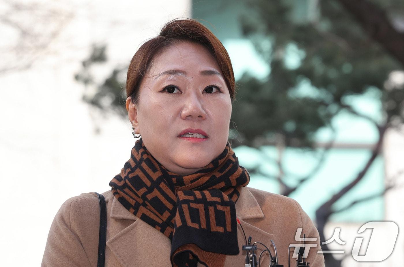 본문 이미지 - 공익제보자 강혜경 씨가 27일 오후 서울 마포구 서울경찰청 공공범죄수사대에 이준석·명태균 사건에 대한 참고인 조사를 받기 위해 출석하고 있다. 2026.1.27/뉴스1 ⓒ News1 박지혜 기자