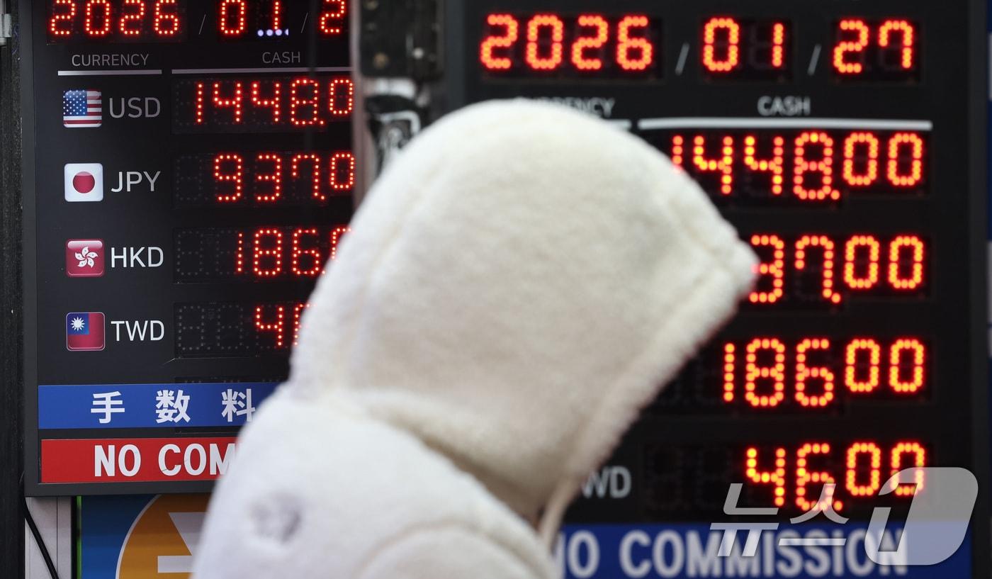 본문 이미지 - 27일 서울 명동 환전소 전광판에 환율 시세가 게시되어 있다. 최근 엔화 강세로 1440원대로 하락한 원·달러 환율이 트럼프 미국 대통령의 관세 발언 이후 반등하는 등 변동폭이 커지고 있다. 2026.1.27/뉴스1 ⓒ News1 최지환 기자