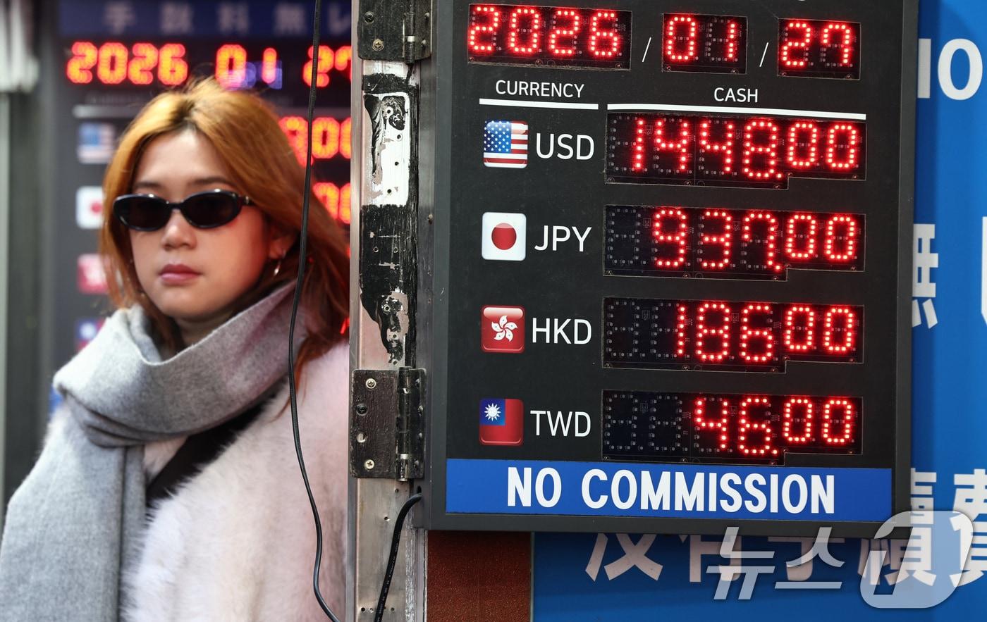 본문 이미지 - 27일 서울 명동 환전소 전광판에 환율 시세가 게시되어 있다. 최근 엔화 강세로 1440원대로 하락한 원·달러 환율이 트럼프 미국 대통령의 관세 발언 이후 반등하는 등 변동폭이 커지고 있다. 2026.1.27/뉴스1 ⓒ News1 최지환 기자