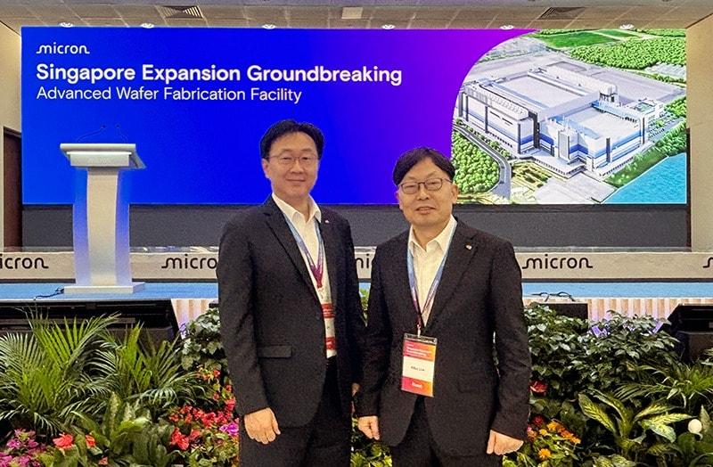 본문 이미지 - 오영주 한미 싱가포르 법인장(좌)과 이명호 한미반도체 부사장(우)이 27일 싱가포르에 위치한 마이크론 첨단 웨이퍼 제조공장 기공식에 참석했다.(한미반도체 제공)