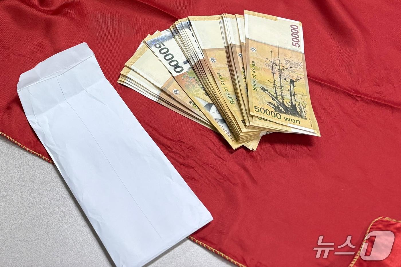 본문 이미지 - 오는 28일 실시하는 새마을금고 이사장 선거와 관련해 후보자 A 씨가 선거인에게 건넨 현금(경남선관위 제공. 재판매 및 DB금지)