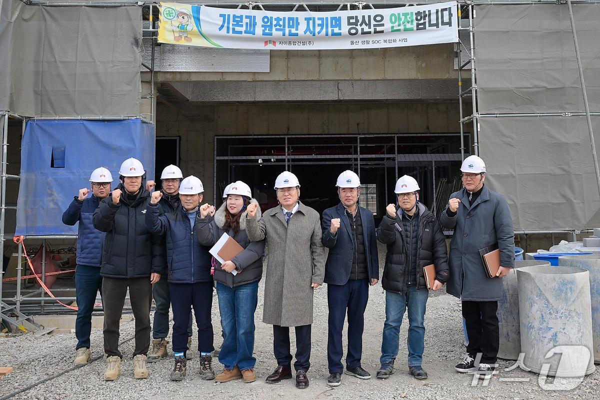 본문 이미지 - 전남 여수시가 동절기를 맞아 건설 현장 안전점검을 진행하고 있다. (여수시 제공. 재판매 및 DB금지)