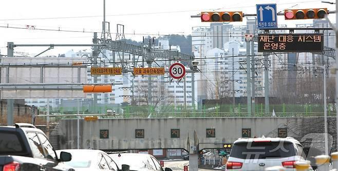 본문 이미지 - 2024년 충북 단속 단속 건수에서 불명예 1위를 차지한 제천 남당초등학교 앞 고정식 무인 교통 단속카메라./뉴스1 손도언 기자