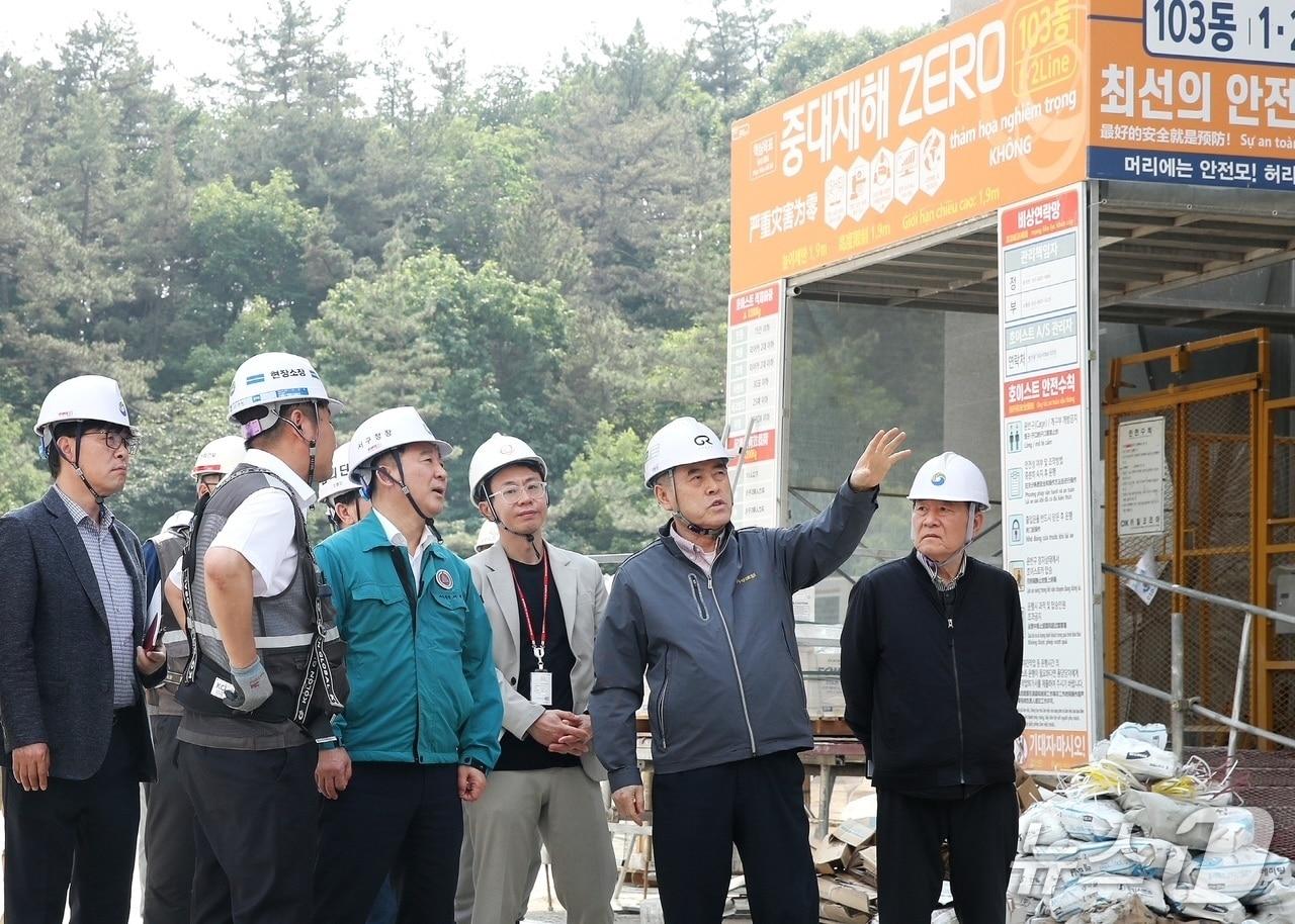 본문 이미지 - 서구 관계자들이 건설 현장을 점검하고 있다.(서구 제공. 재판매 및 DB금지)/뉴스1