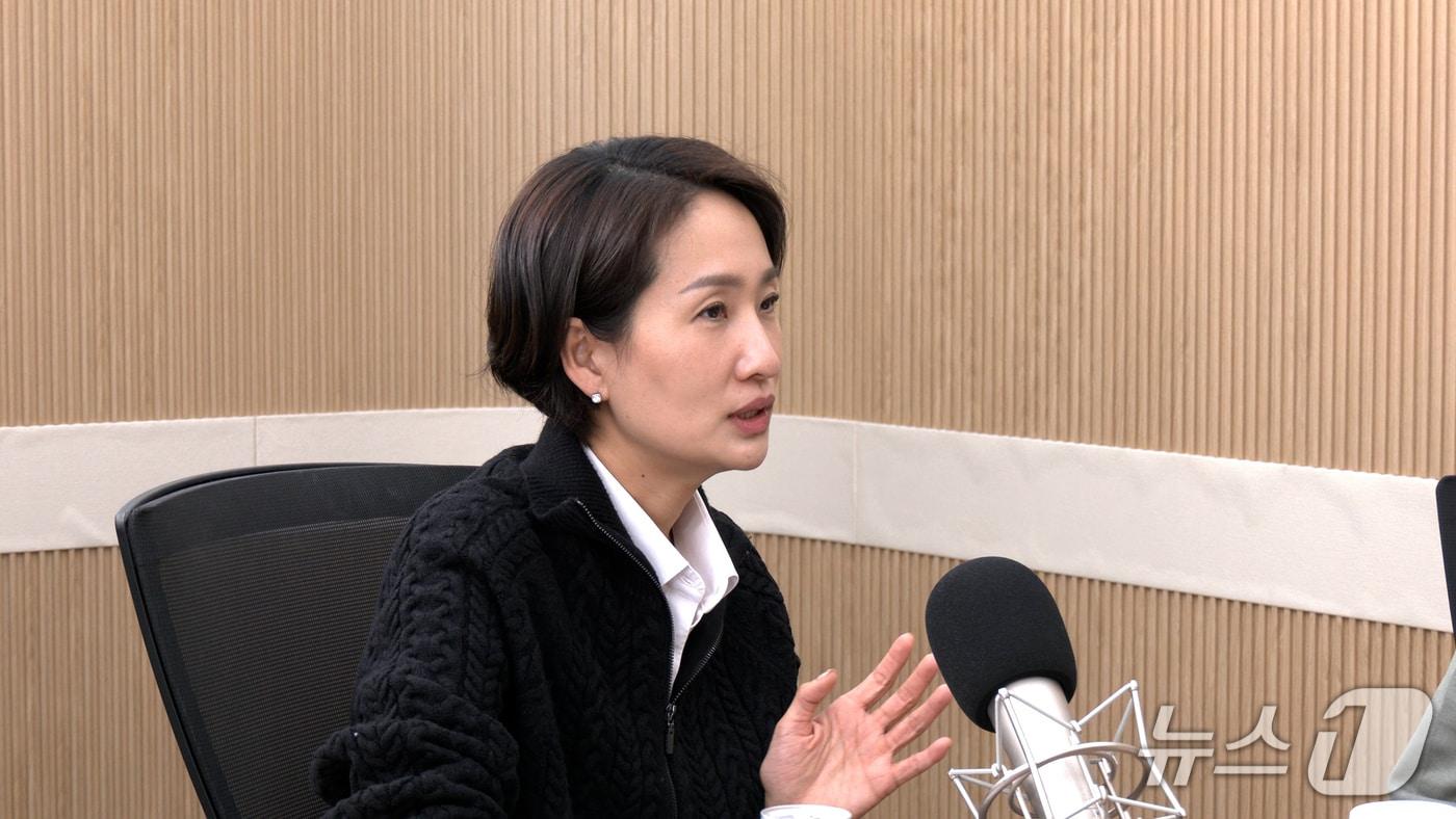 본문 이미지 - 김수민 국민의힘 브랜드전략 태스크포스(TF) 단장이 27일 뉴스1TV '팩트앤뷰'에 출연해 질문에 답하고 있다.(뉴스1TV '팩트앤뷰' 캡처)