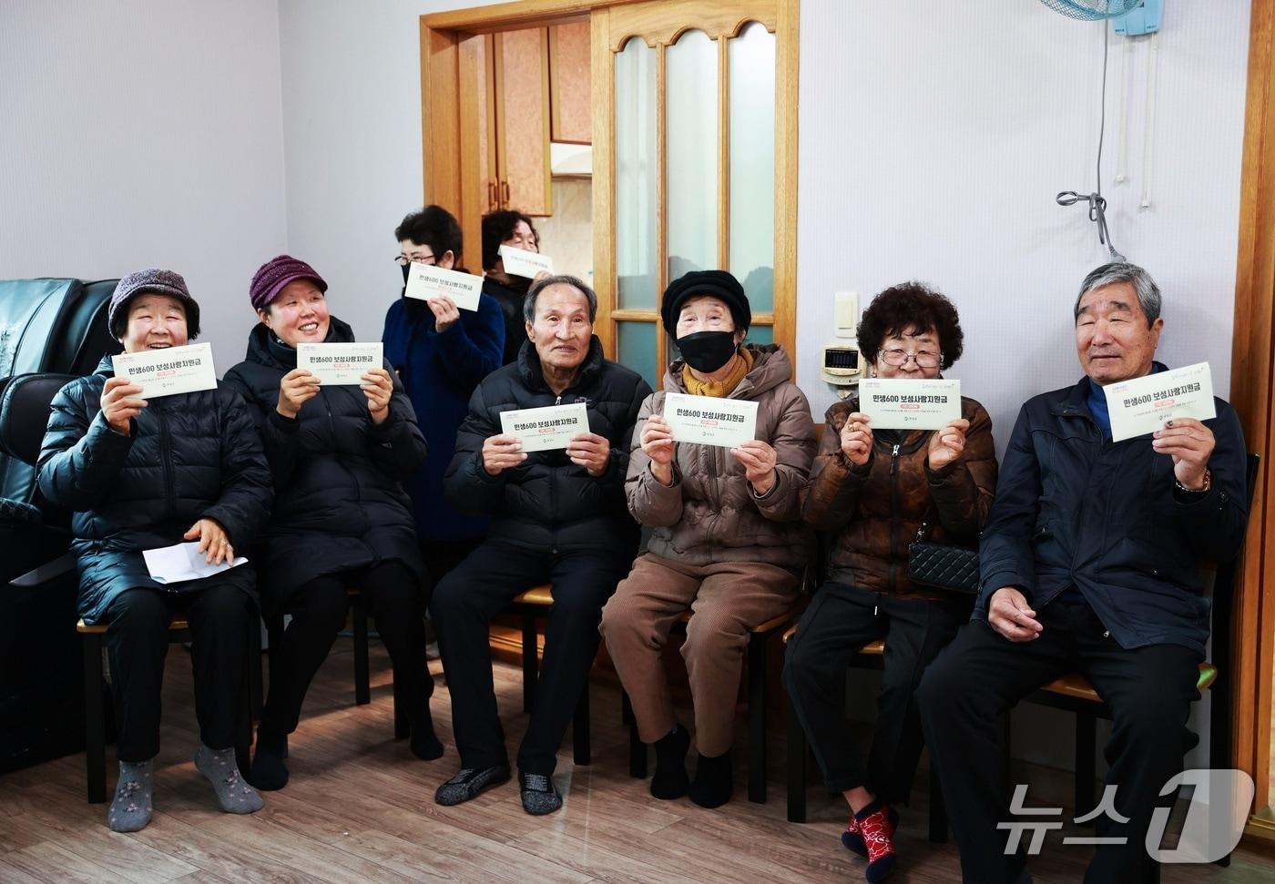 본문 이미지 - 지난해  민생회복 지원금을 받은 보성군민들. (보성군 제공)