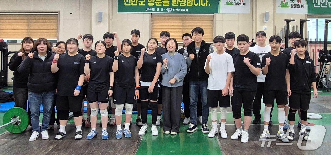 본문 이미지 - 순창북중학교를 비롯한 4개 학교 역도 선수단 20명이 전북 진안군 역도훈련장에서 19일간의 전지훈련에 돌입했다.(진안군제공, 재판매 및 DB금지)2026.1.27/뉴스1