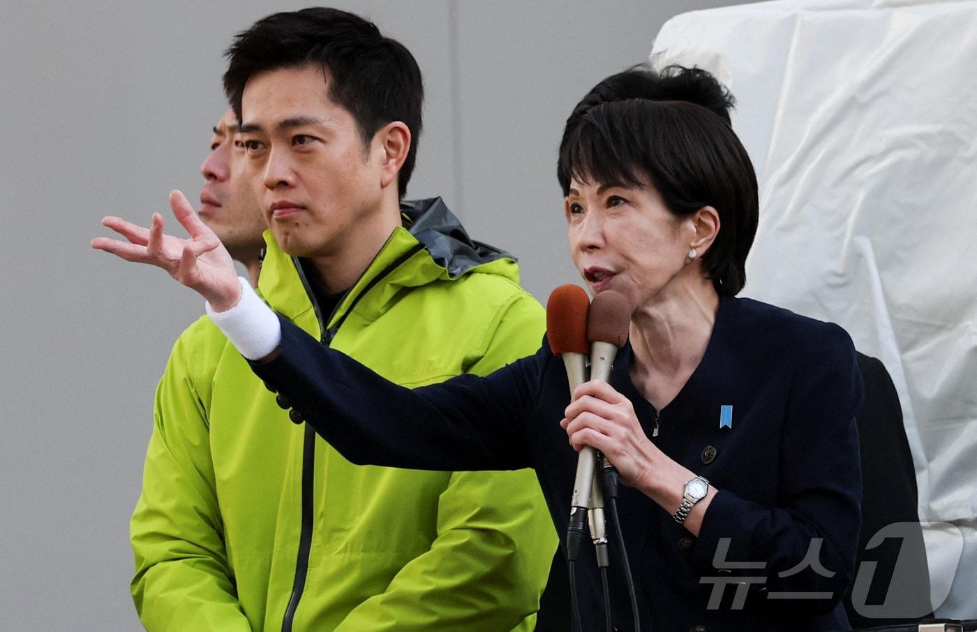 본문 이미지 - 27일 다카이치 사나에 일본 총리(오른쪽)와 요시무라 히로후미 일본유신회 공동대표가 중의원 선거(다음달 8일)를 앞두고 도쿄에서 공동 유세를 하고 있다. 2026.01.27 ⓒ 로이터=뉴스1 ⓒ News1 김지완 기자