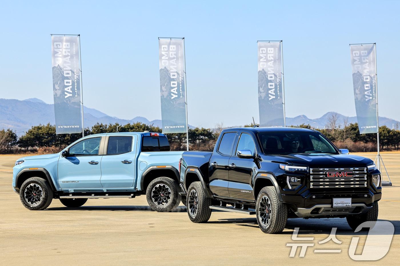 본문 이미지 - 27일 경기 김포 한국타임즈항공에서 열린 GMC 브랜드 데이에서 시승용 차량들이 전시돼 있다. 이번 브랜드 데이에서 제너럴모터스(GM)는 한국 시장에서의 프리미엄 SUV·픽업 전문 브랜드로 자리매김하겠다는 방향을 제시하며 허머 EV(HUMMER EV), 아카디아(Acadia), 캐니언(Canyon) 등 국내 출시 계획을 발표했다. 2026.1.27 ⓒ 뉴스1 이호윤 기자
