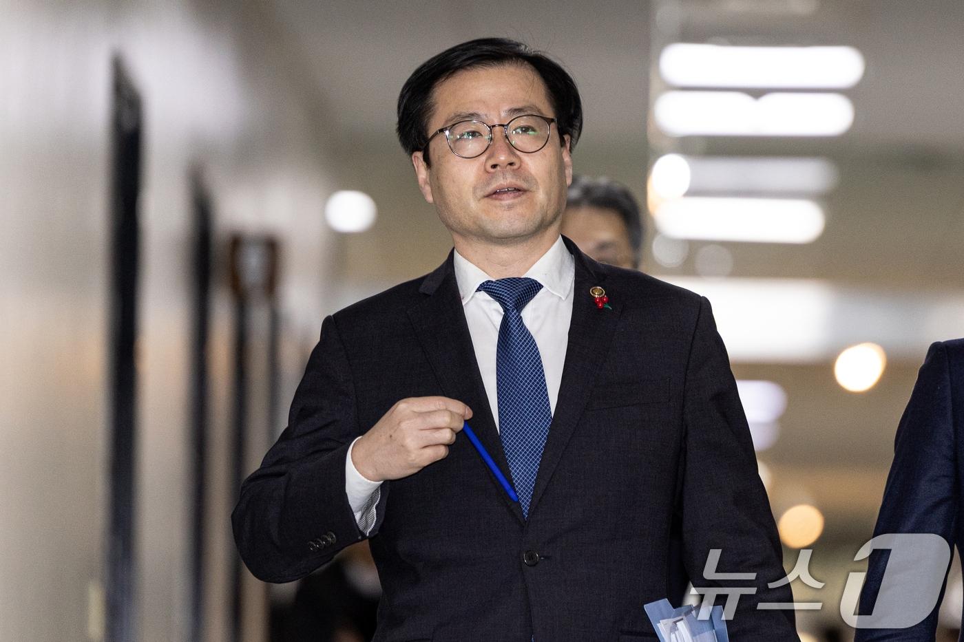 본문 이미지 - 여한구 산업통상부 통상교섭본부장이 지난 27일 서울 여의도 국회에서 미국 관세 관련 보고를 위해 국회 산업통상자원중소벤처기업위원회 위원장실로 향하고 있다. 2026.1.27/뉴스1 ⓒ News1 이승배 기자