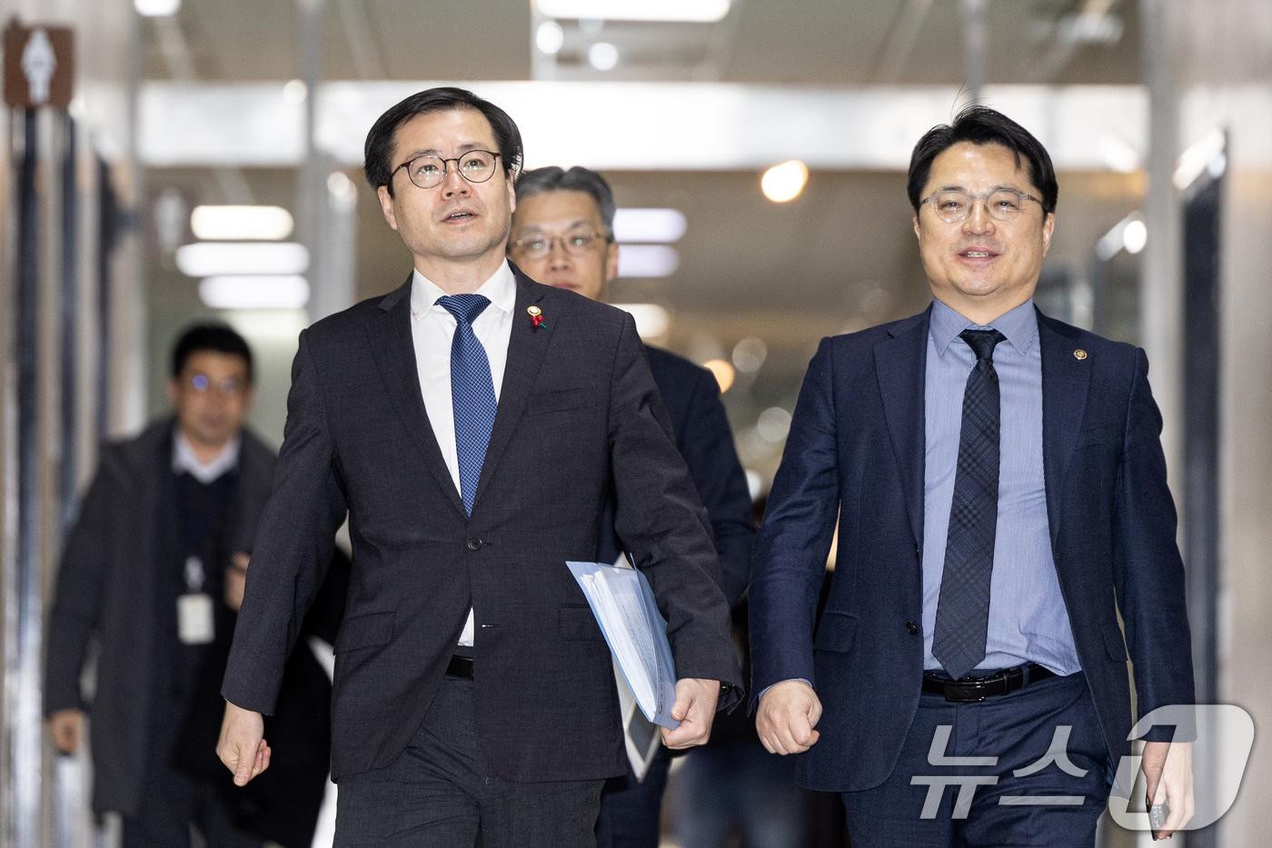 본문 이미지 - 여한구 산업통상부 통상교섭본부장이 27일 서울 여의도 국회에서 미국 관세 관련 보고를 위해 국회 산업통상자원중소벤처기업위원회 위원장실로 향하고 있다. 2026.1.27/뉴스1 ⓒ News1 이승배 기자