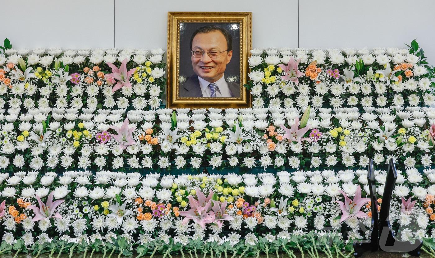 본문 이미지 - 27일 서울 종로구 서울대학교병원 장례식장에 마련된 고(故) 이해찬 민주평화통일자문회의 수석부의장의 빈소에 고인의 영정사진이 놓여있다. 2026.1.27/뉴스1 ⓒ News1 사진공동취재단
