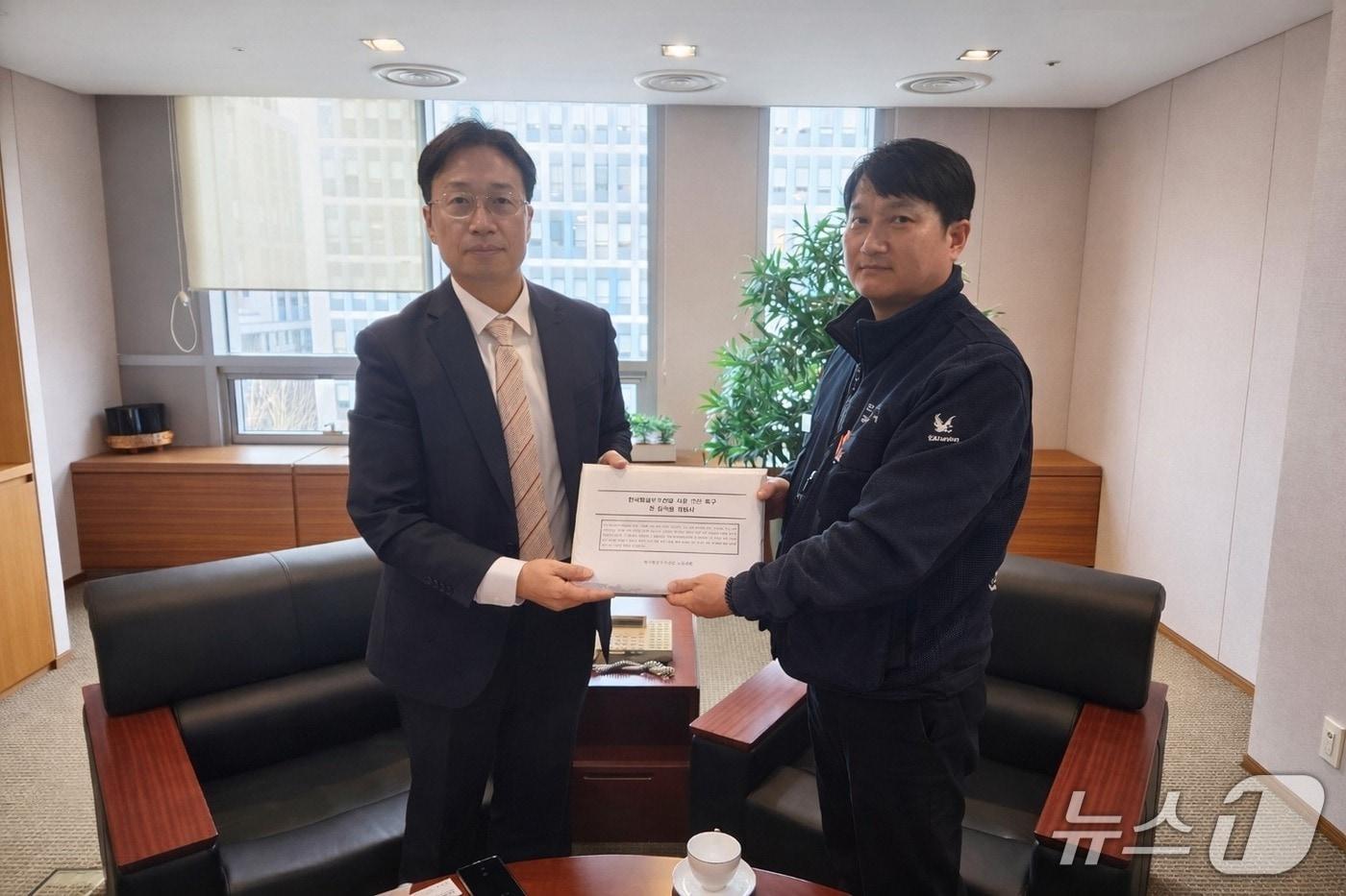 본문 이미지 - 한국항공우주산업(KAI) 노동조합이 한국수출입은행에 청원서를 전달하는 모습(KAI 노조 제공)