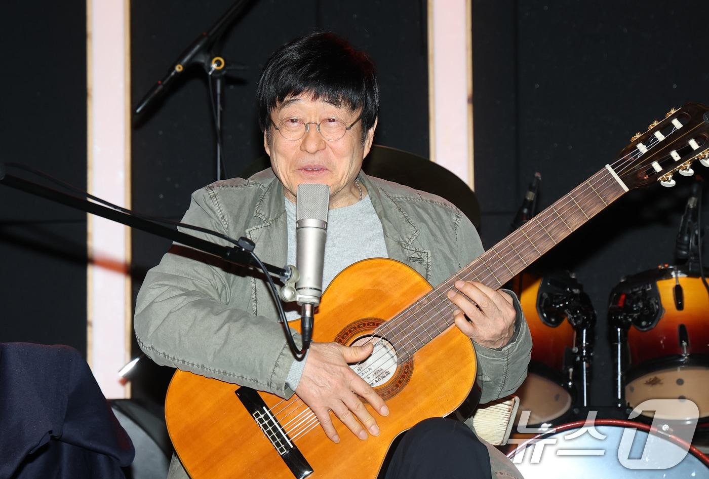 본문 이미지 - 김창완밴드가 27일 오후 서울 종로구 복화문화예술공간에무에서 가진 싱글 'Seventy(세븐티)' 발매 기념 및 전국투어 기자간담회에서 인사말을 하고 있다. 2026.1.27/뉴스1 ⓒ News1 권현진 기자