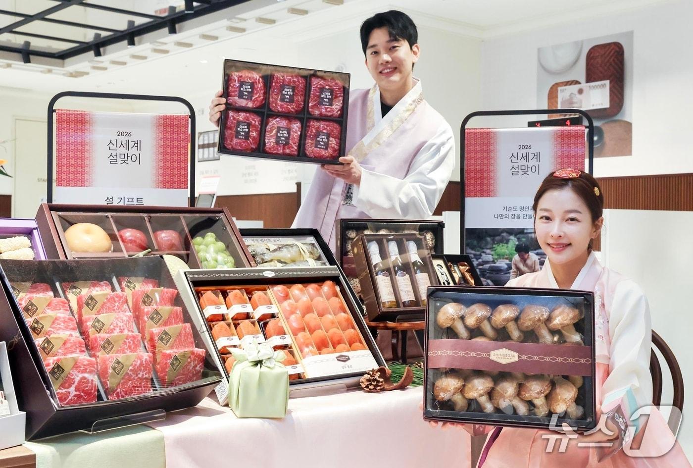 본문 이미지 - 신세계백화점 센텀시티 관계자가 설 선물세트를 소개하고 있다.(신세계 센텀시티 제공. 재판매 및 DB 금지)