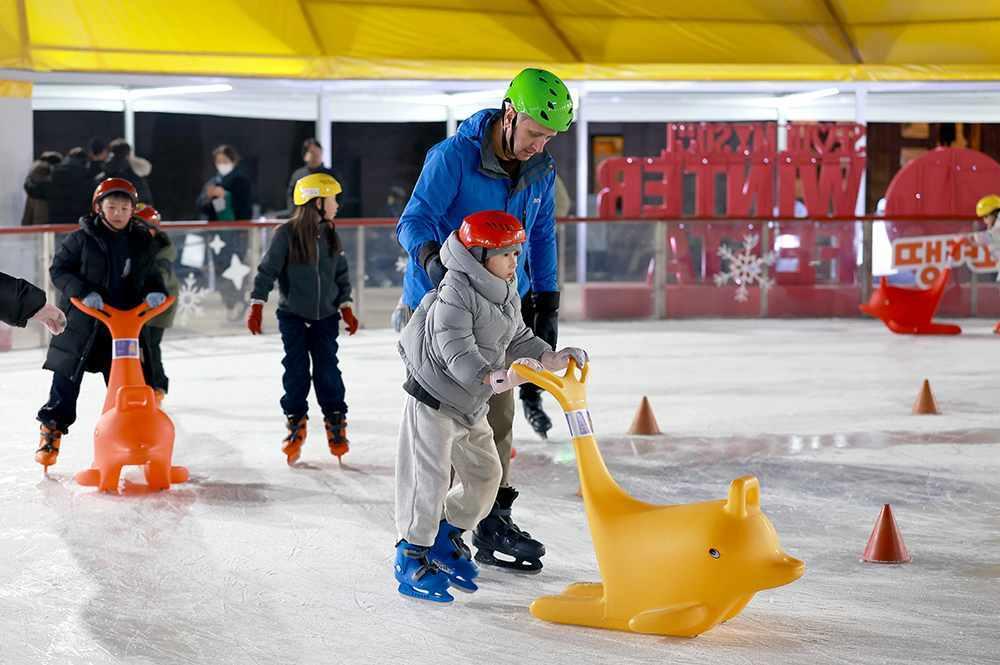 본문 이미지 - 서울시청 쇼트트랙팀이 서울광장 스케이트장에서 쇼트트랙 시범행사를 개최한다. (서울시체육회 제공)