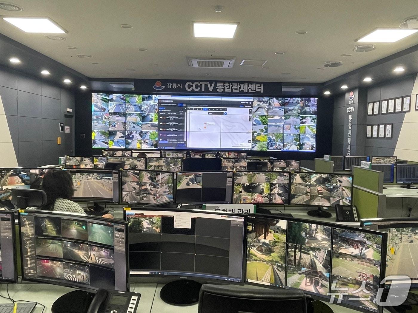 본문 이미지 - 강원 강릉시 CCTV 통합관제센터 내부 자료사진.(강릉시 제공, 재판매 및 DB 금지) 2026.1.27/뉴스1
