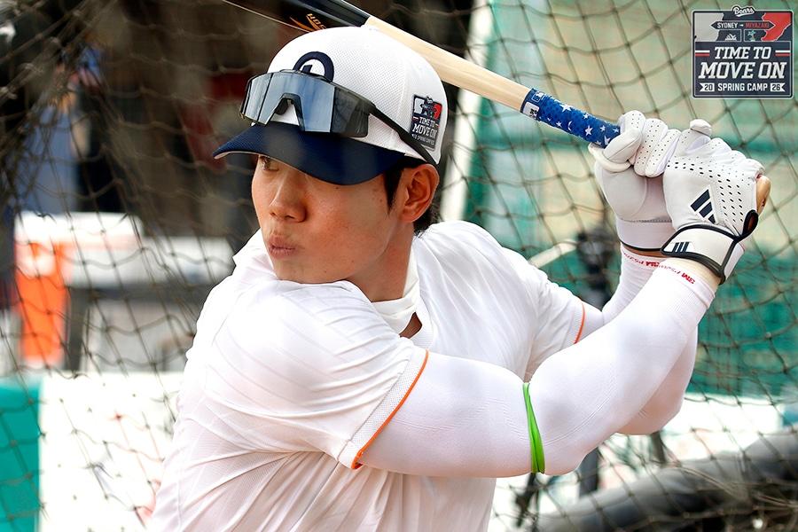 본문 이미지 - 두산 오명진이 스프링캠프에서 고무 밴드로 양팔을 감은 채 스윙 훈련을 하고 있다.(두산 베어스 제공)