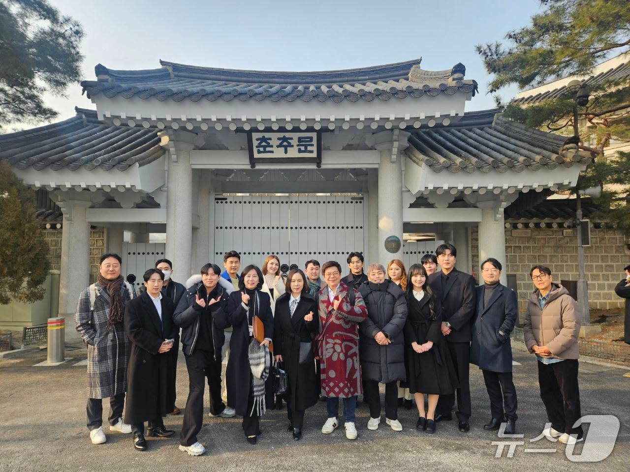 본문 이미지 - 사진은 춘추문 앞에서 허은아 국민통합비서관을 비롯한 참석자들 기념촬영. (청와대 자료 제공) 