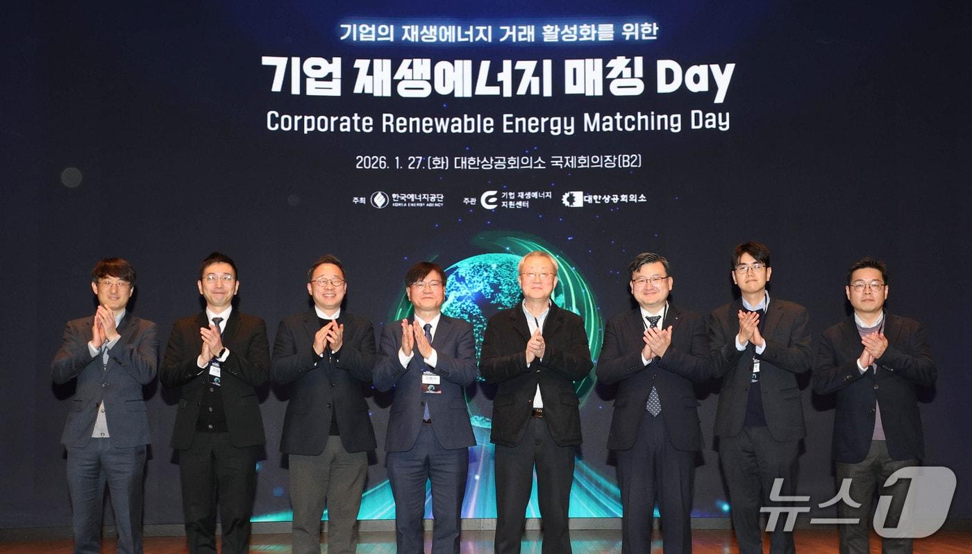 본문 이미지 -  조영준 대한상의 지속가능경영원장(오른쪽 세번째)과 기업 재생에너지 매칭Day에 참석한 주요 참석자들이 기념촬영을 하고 있다. (사진제공 = 대한상공회의소)