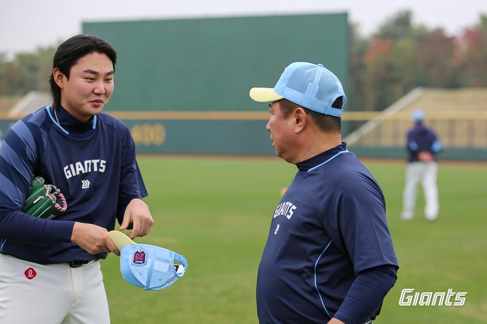 본문 이미지 - 김태형 롯데 자이언츠 감독(오른쪽)과 투수 정철원. (롯데 자이언츠 제공)
