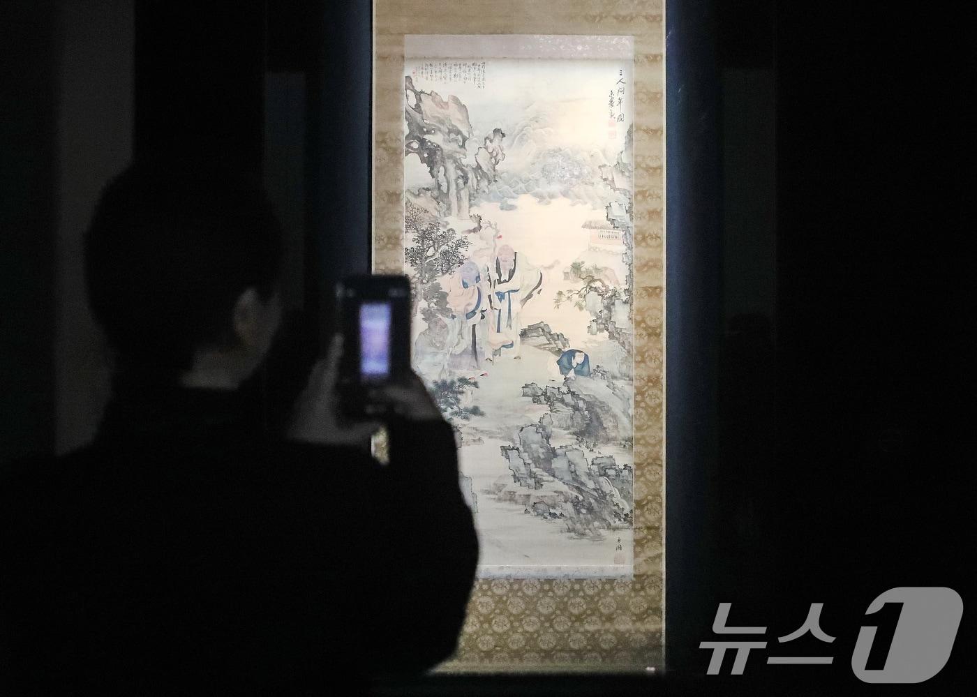 본문 이미지 - 27일 오전 대구 수성구 대구간송미술관을 찾은 관람객이 오원 장승업의 '삼인문년(三人問年)'을 감상하고 있다. 대구간송미술관은 병오년 새해를 맞아 상설전 전시 작품을 전면 교체하고, 이날부터 회화·도자·서예 등 31건 40점을 새롭게 선보인다. 2026.1.27/뉴스1 ⓒ News1 공정식 기자