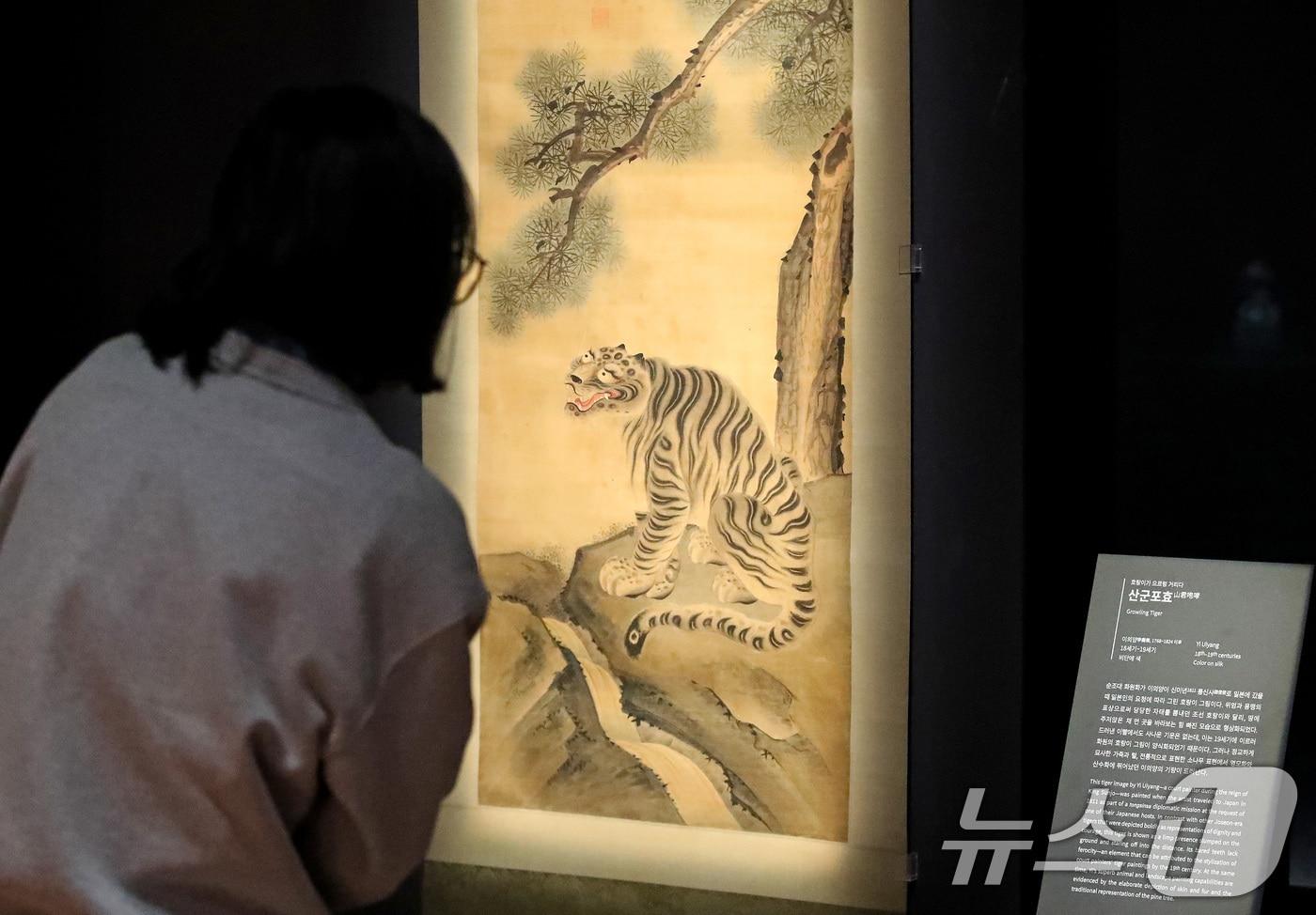 본문 이미지 - 대구간송미술관은 21일 봄을 맞아 다양한 기관과 연계해 제휴·할인 혜택을 제공한다고 밝혔다. 사진은 미술관을 찾은 시민이 작품을 감상하는 모습. 2026.1.27 ⓒ 뉴스1 공정식 기자