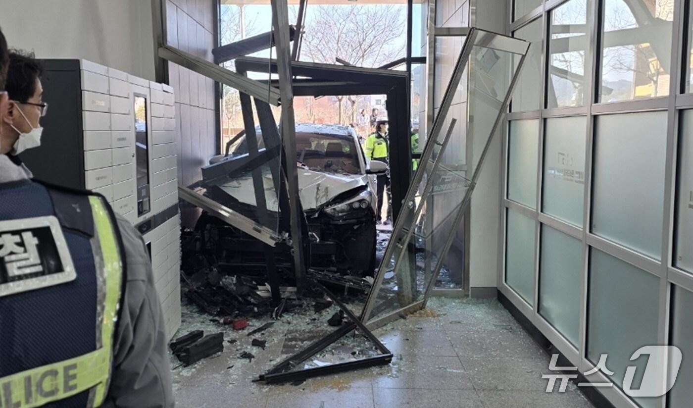 본문 이미지 - 27일 낮 12시 57분쯤 경북 김천시 율곡동에서 투싼 차량이 율곡시립도서관으로 돌진하는 사고가 발생했다.(경북소방 제공. 재판매 및 DB금지)/뉴스1