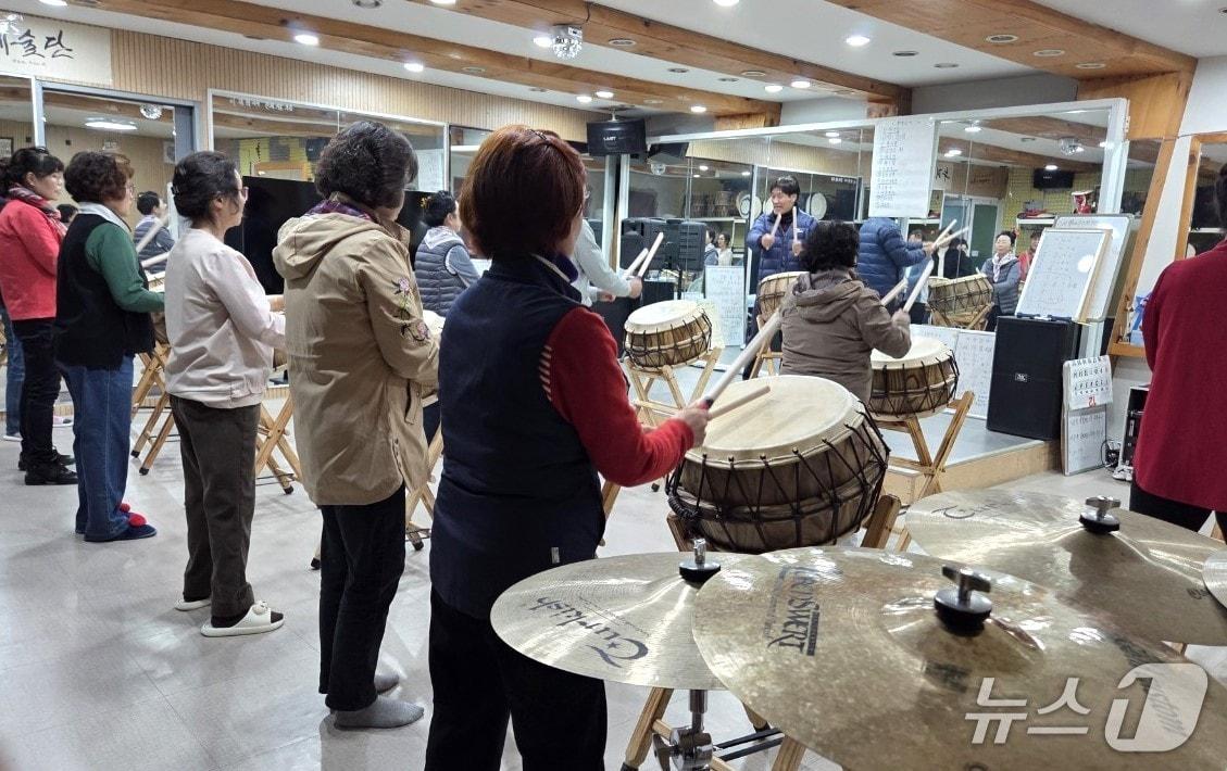 본문 이미지 - 평생학습 동아리 활동 장면(보은군 제공. 재판매 및 DB금지) /뉴스1 