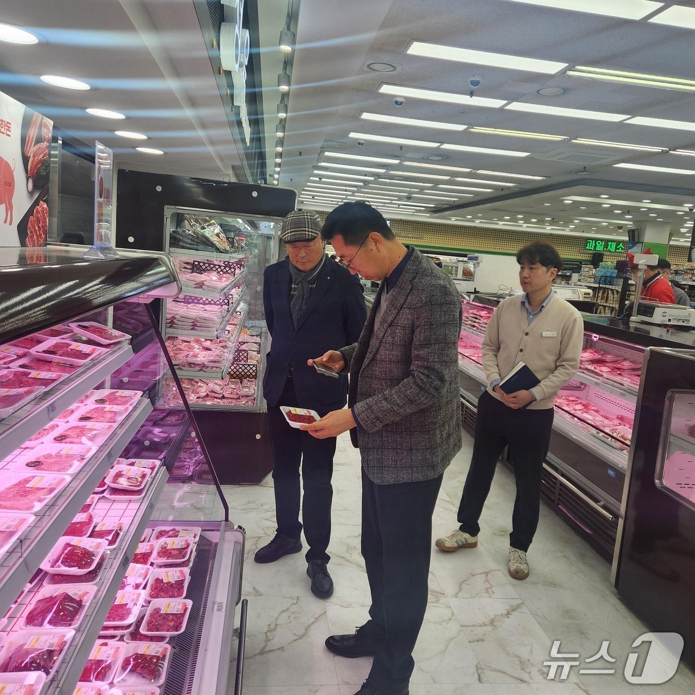 본문 이미지 - 설 명절 대비 하나로마트 식품안전 특별점검.(농협 강원본부 제공. 재판매 및 DB금지)/뉴스1