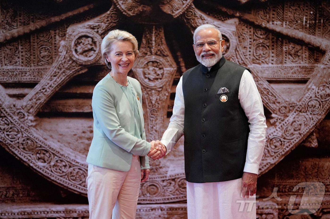 본문 이미지 - 지난 2023년 9월 9일 인도 뉴델리에서 열린 주요 20개국(G20) 정상회의에서 나렌드라 모디 인도 총리(오른쪽)와 우르줄라 폰데어라이엔 EU 집행위원장이 악수하고 있다. 2023.09.09 ⓒ 로이터=뉴스1 ⓒ News1 김지완 기자