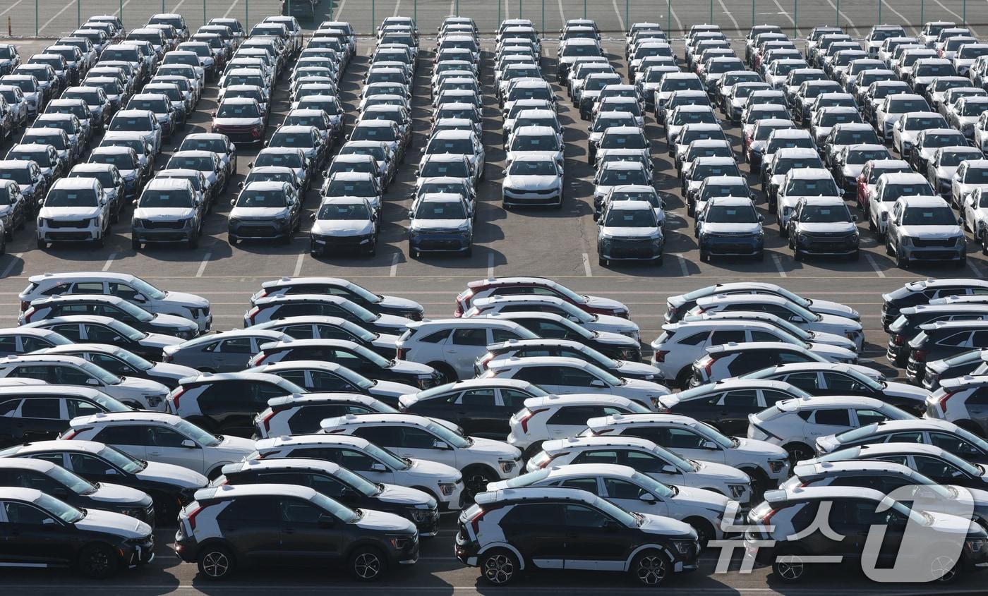 본문 이미지 -  27일 경기 평택시 포승읍 평택항에 수출용 차량이 세워져 있는 모습. 2026.1.27/뉴스1 ⓒ News1 김영운 기자