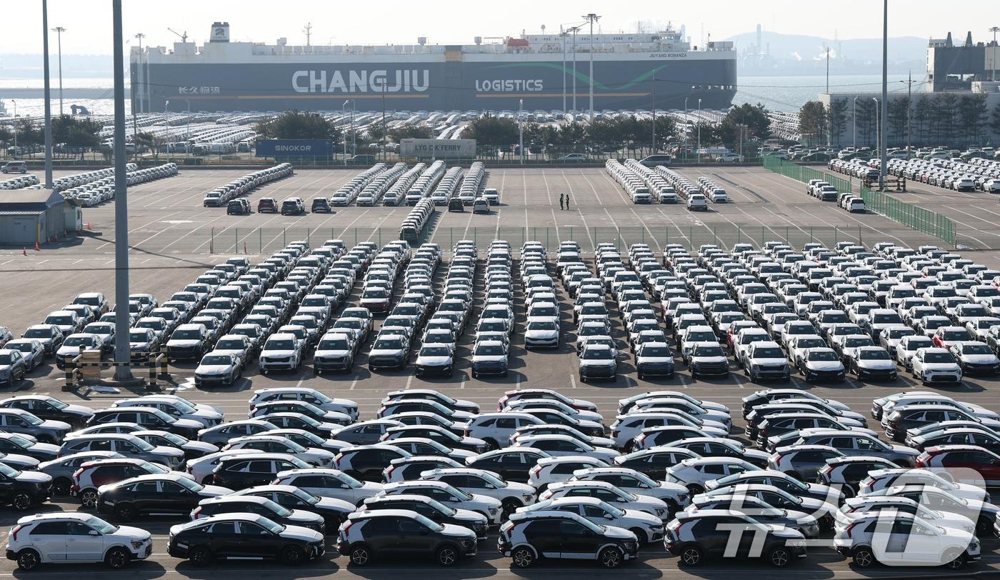 본문 이미지 - 경기 평택시 포승읍 평택항에 수출용 차량이 세워져 있는 모습. 2026.1.27 ⓒ 뉴스1 김영운 기자