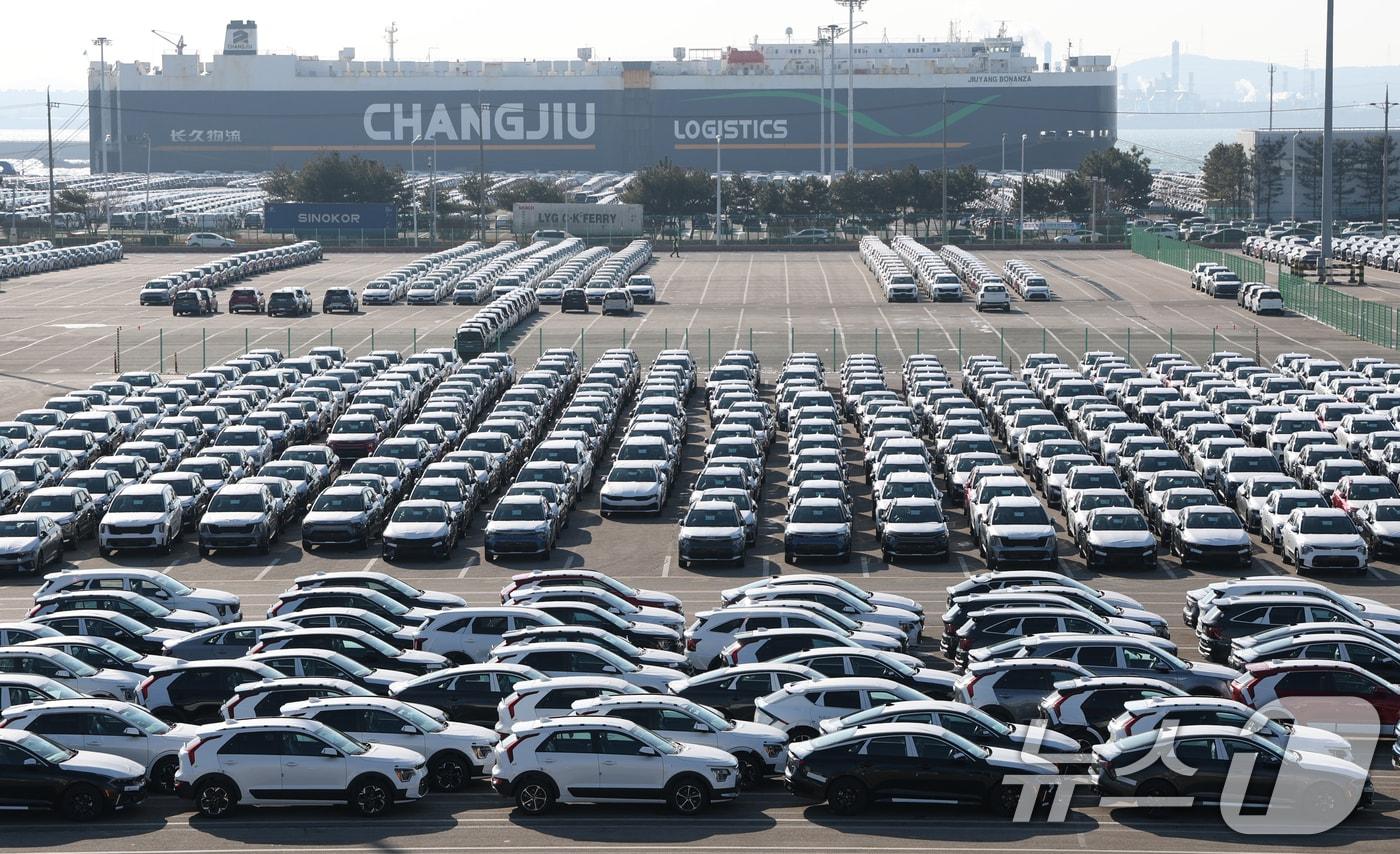 본문 이미지 - 경기 평택시 포승읍 평택항에 수출용 차량이 세워져 있는 모습. 2026.1.27/뉴스1 ⓒ News1 김영운 기자