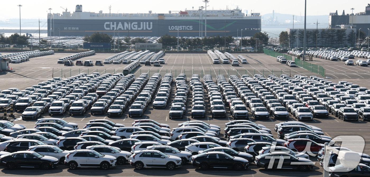 본문 이미지 - 경기 평택시 포승읍 평택항에 수출용 차량이 세워져 있는 모습. 2026.1.27 ⓒ 뉴스1 김영운 기자