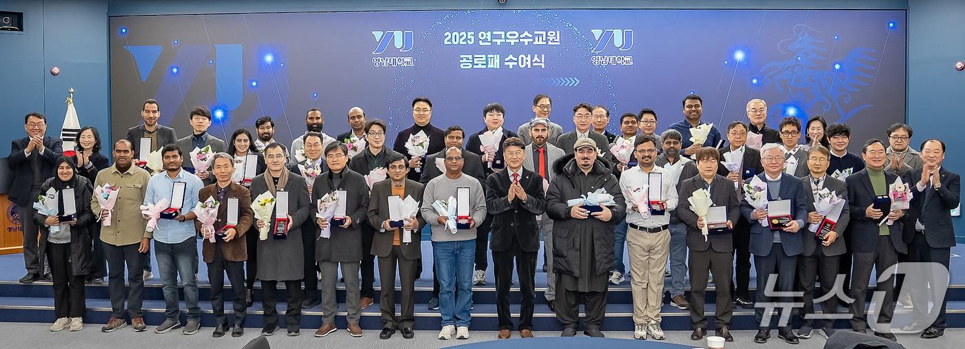 본문 이미지 - 영남대가 교내 천마아트센터에서 '2025학년도 연구우수교원 공로패 수여식'을 열었다. (영남대 제공. 재판매 및 DB 금지)