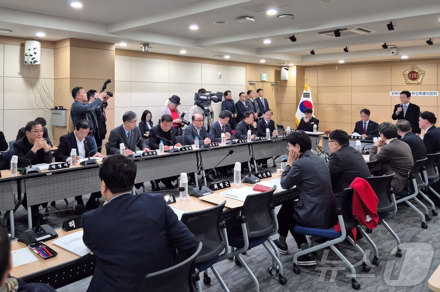 본문 이미지 - 경북도의회는 27일 경북대구행정통합특별위원회를 열어 통합 추진 방향과 쟁점 사항을 놓고 토론을 벌였다. ⓒ News1 김대벽기자