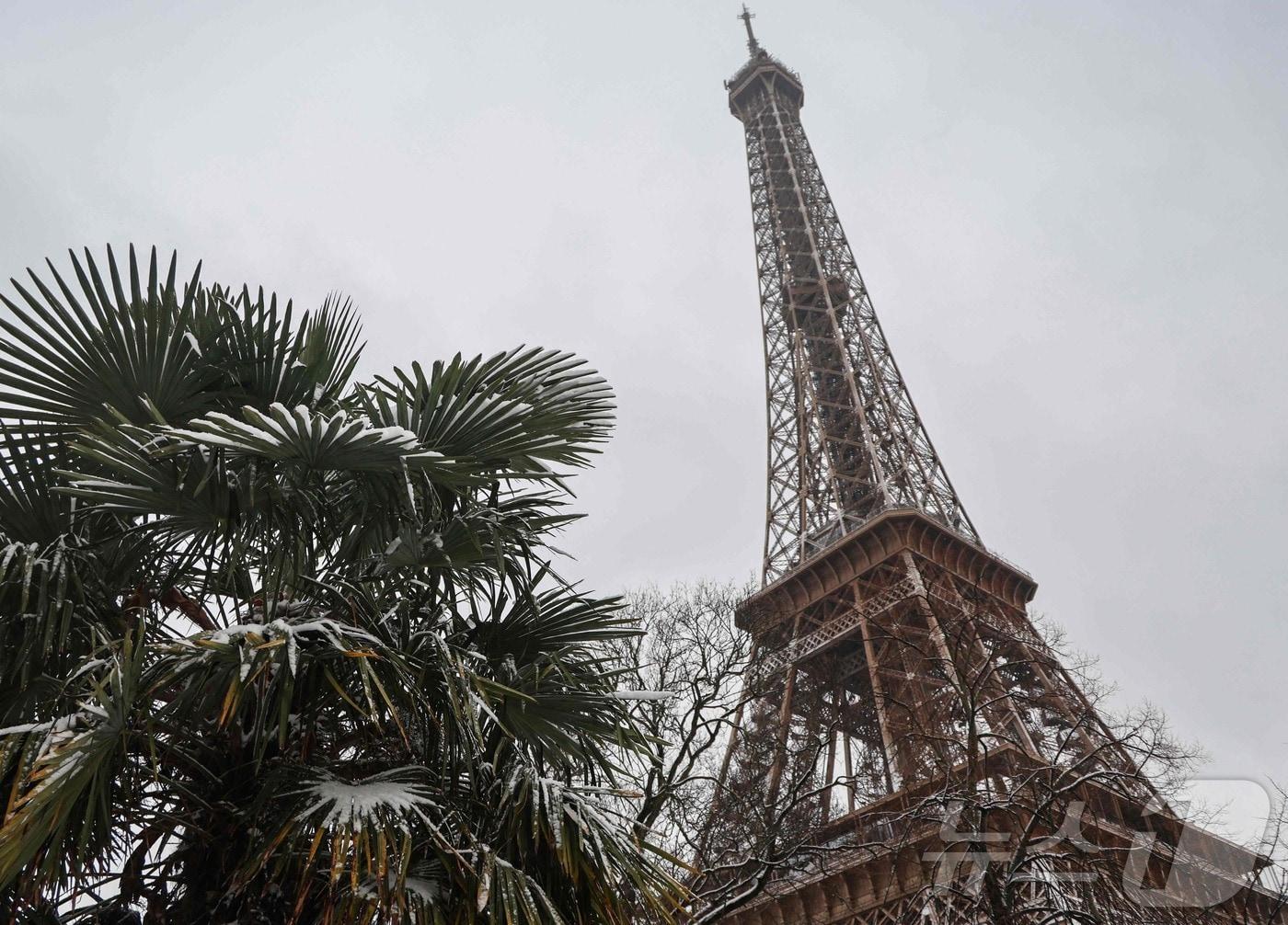 본문 이미지 - 7일(현지시간) 프랑스 파리 에펠탑에 눈이 쌓인 모습. 2026.01.07. ⓒ AFP=뉴스1 ⓒ News1 윤다정 기자