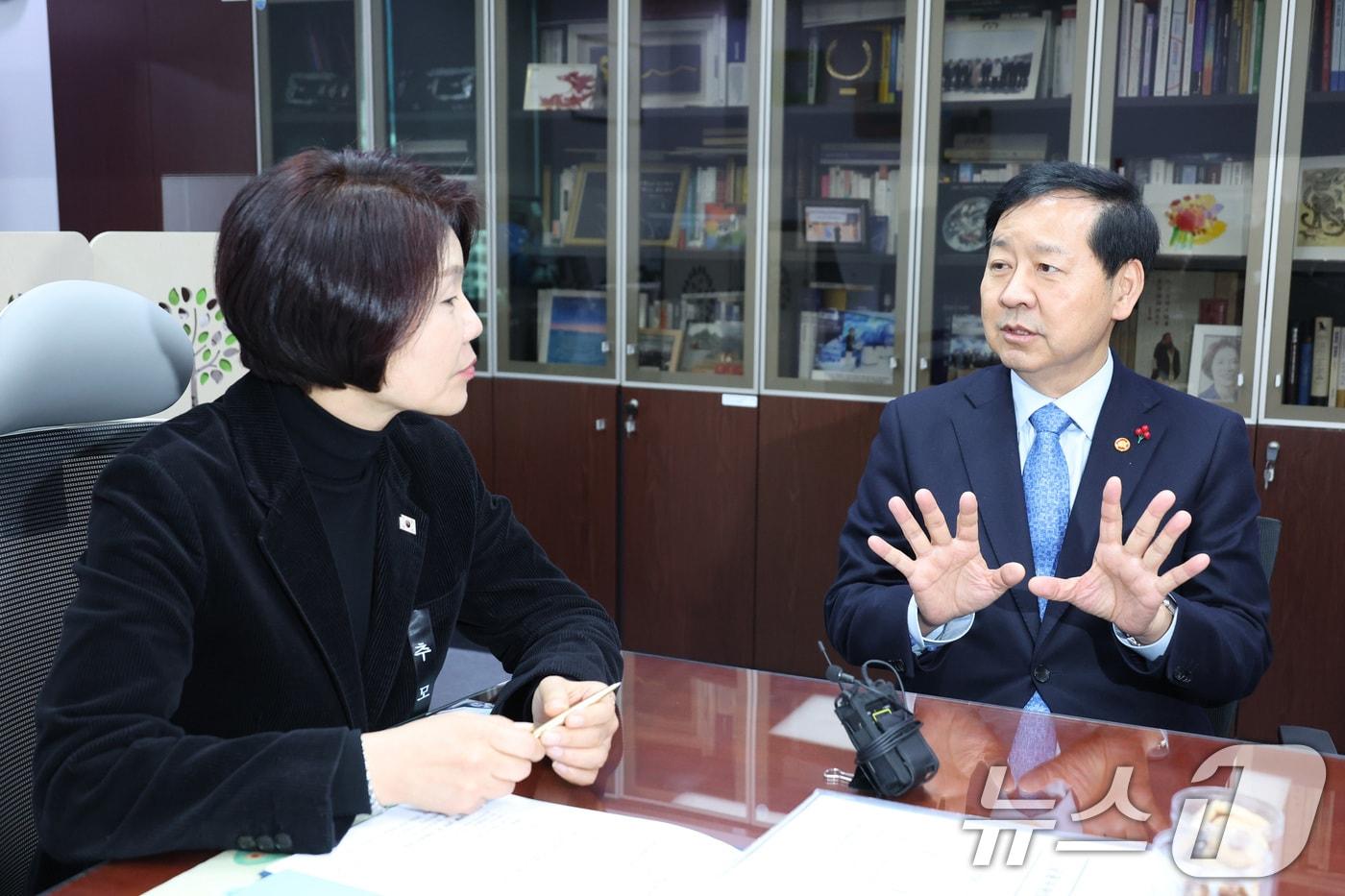 본문 이미지 - 구윤철 부총리 겸 재정경제부 장관이 27일 서울 여의도 국회 의원회관에서 한정애 더불어민주당 정책위의장과 면담하고 있다. 2026.1.27/뉴스1 ⓒ News1 신웅수 기자