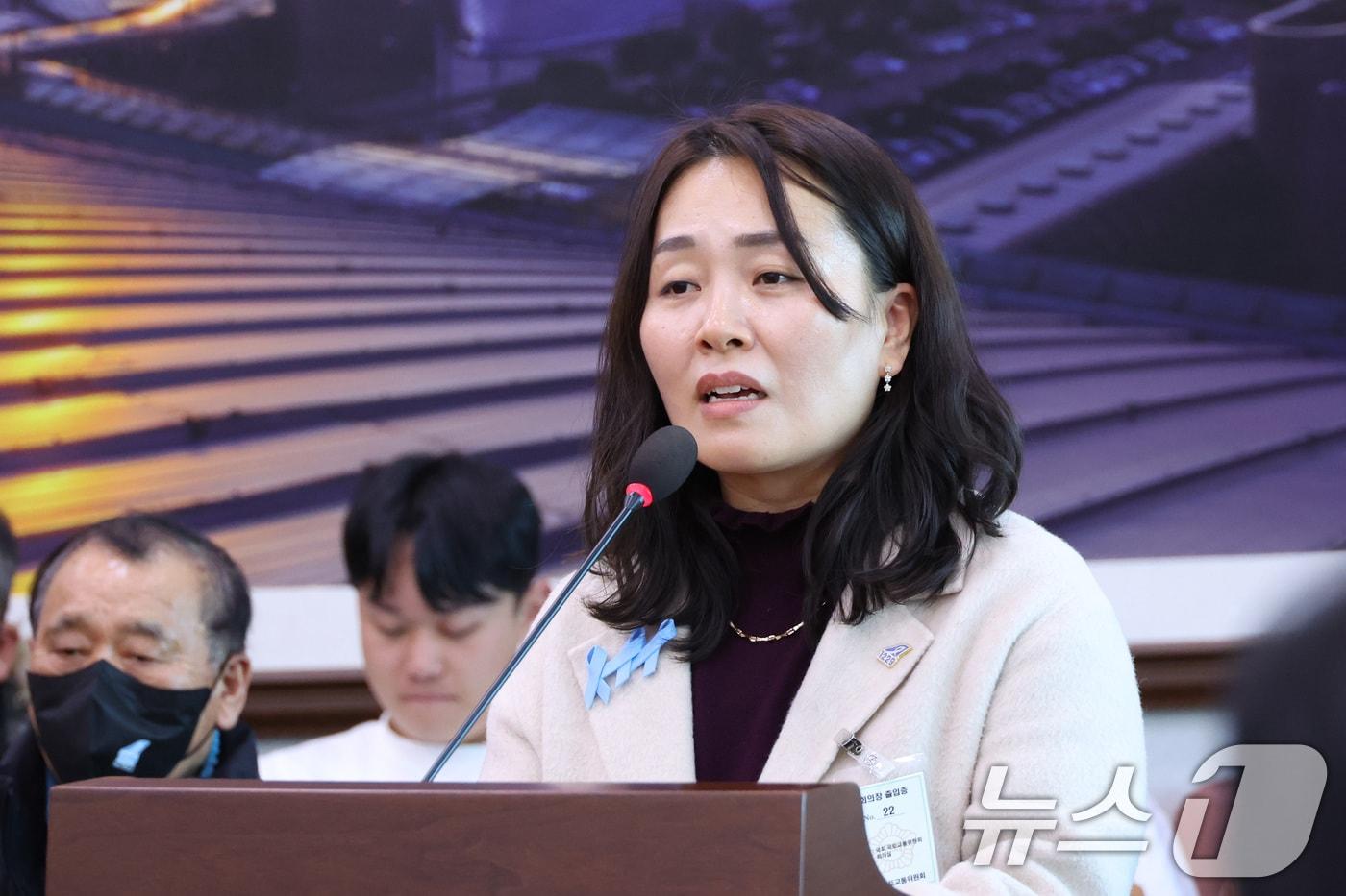 본문 이미지 - 27일 서울 여의도 국회 국토교통위원회에서 열린 12.29 여객기 참사 진상규명을 위한 국정조사특별위원회 전체회의에서 김유진 유가족협의회 대표가 발언하고 있다. 2026.1.27/뉴스1 ⓒ News1 신웅수 기자