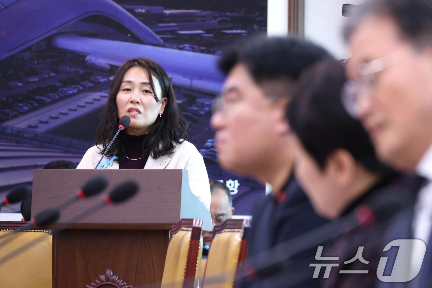 본문 이미지 - 27일 서울 여의도 국회 국토교통위원회에서 열린 12.29 여객기 참사 진상규명을 위한 국정조사특별위원회 전체회의에서 김유진 유가족협의회 대표가 발언하고 있다. 2026.1.27/뉴스1 ⓒ News1 신웅수 기자