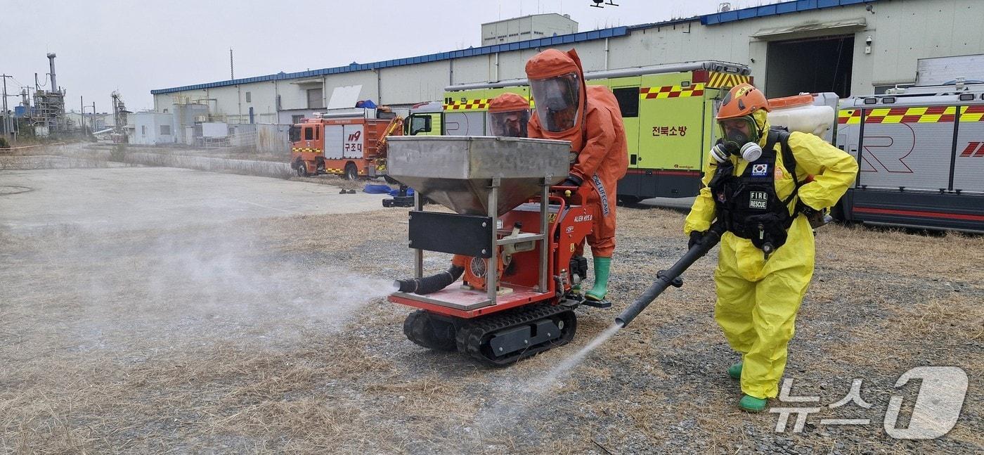 본문 이미지 - 전북소방본부 화학구조대 대원들이 유해화학물질 사고에 대비한 중화제 살포 훈련을 하고 있다.(전북소방본부 제공. 재판매 및 DB금지)
