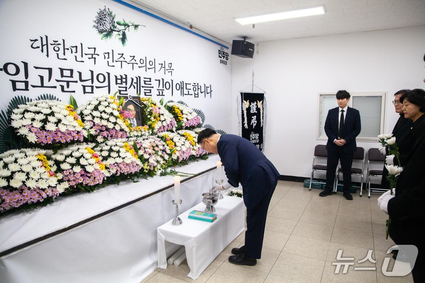 본문 이미지 - 이광희 더불어민주당 충북도당이 27일 충북도당 당사에 마련된 이해찬 전 총리 합동분향소에서 조문하고 있다. (충북도당 제공. 재판매 및 DB금지)