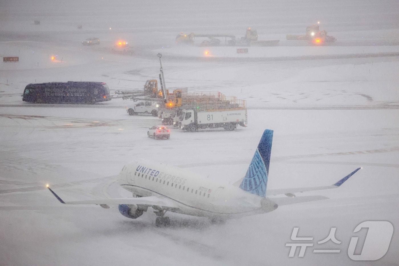 본문 이미지 - 25일(현지시간) 뉴욕 라과디아 공항 활주로에 눈이 내리는 가운데, 유나이티드항공 엠브라에르 175 항공기가 이륙을 위해 활주로를 이동하고 있다. 하루 전인 24일, 미국 전역엔 대규모 겨울 폭풍이 몰아쳤다. 2026.01.25. ⓒ AFP=뉴스1 ⓒ News1 권영미 기자