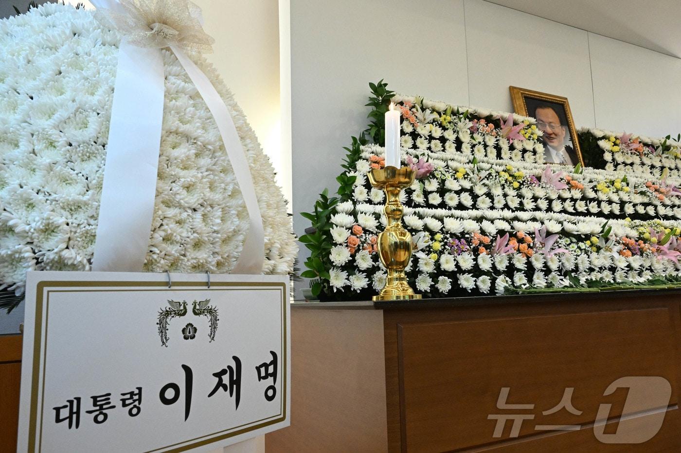 본문 이미지 - 27일 서울 종로구 서울대학교병원 장례식장에 마련된 이해찬 민주평화통일자문회의 수석부의장의 빈소에 이재명 대통령 근조화환이 놓여있다. 2026.1.27/뉴스1 ⓒ News1 사진공동취재단