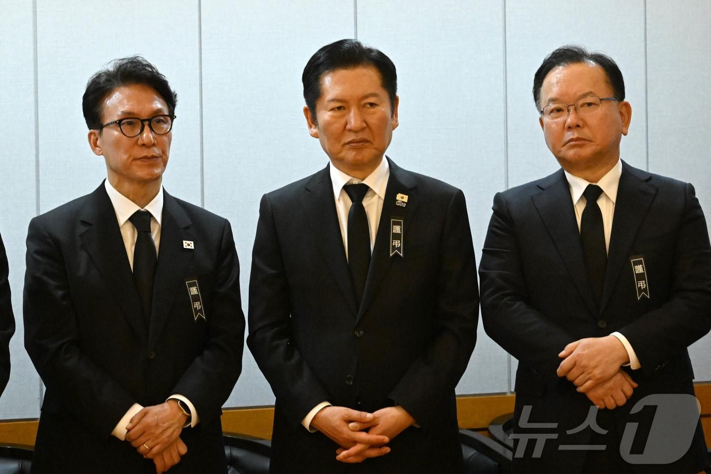 본문 이미지 - 지난 2월 27일 서울 종로구 서울대학교병원 장례식장에 마련된 이해찬 민주평화통일자문회의 수석부의장의 빈소에서 김민석 국무총리, 정청래 더불어민주당 대표, 김부겸 전 총리가 조문객을 맞이하고 있는 모습. 2026.1.27 ⓒ 뉴스1 사진공동취재단